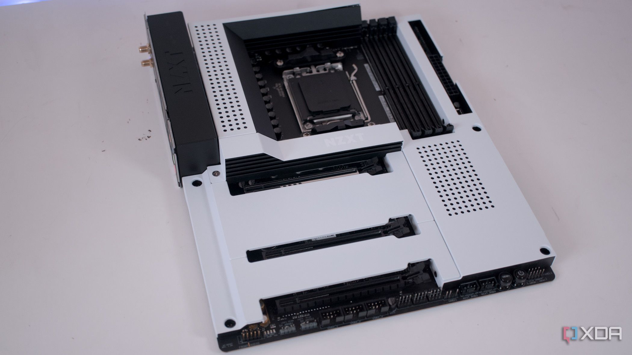 マザーボード NZXT N7 B650E WHITE N7 B650E | Premium AMD™ Gaming Motherboard | NZXT