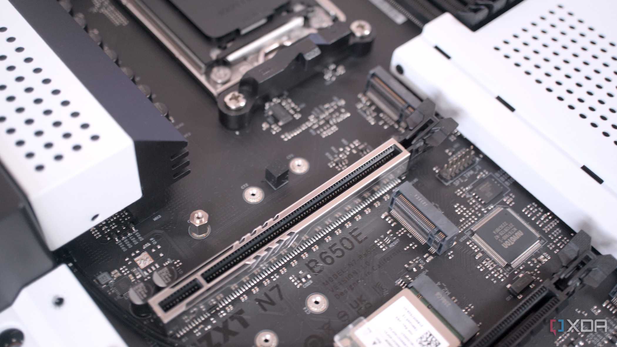 NZXT N7 B650E expansion slots