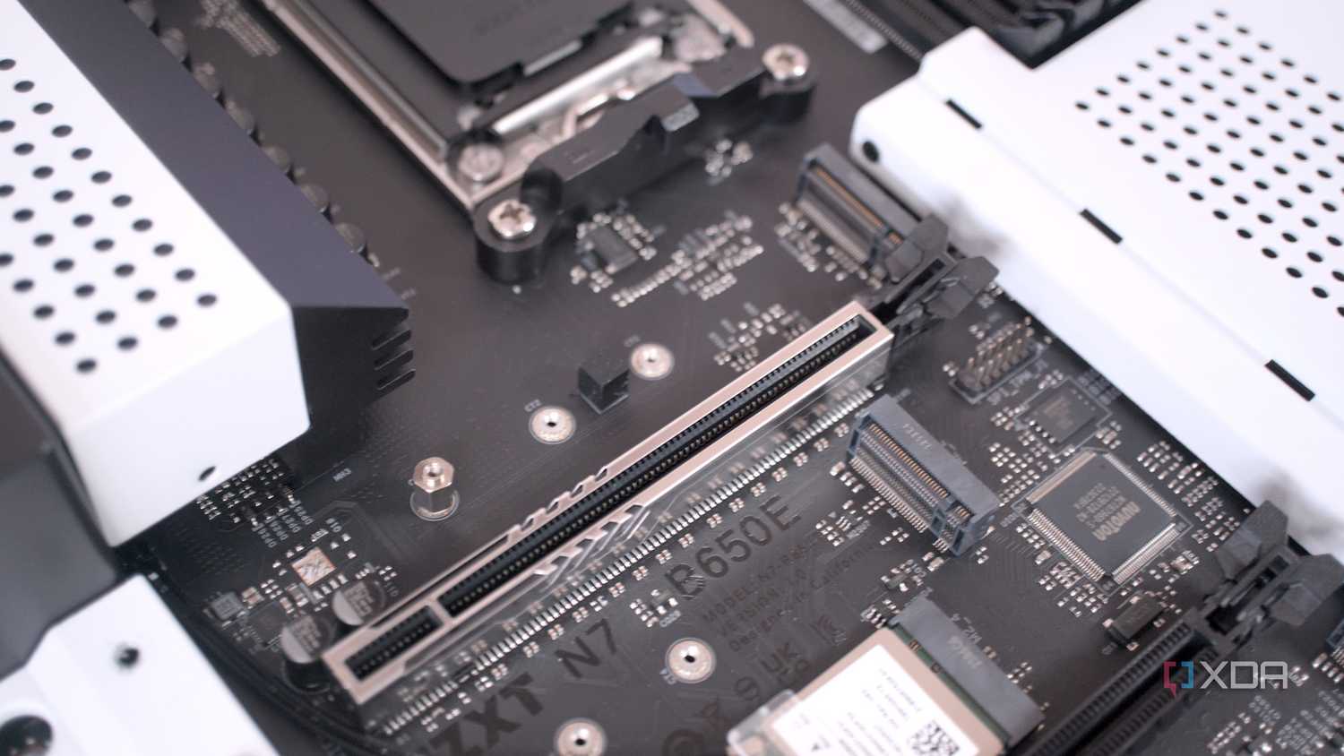 NZXT N7 B650E expansion slots