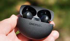 The OnePlus Buds Pro 3 in the hand.