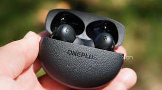 The OnePlus Buds Pro 3 in the hand.