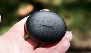 The OnePlus Buds Pro 3 case in the hand.