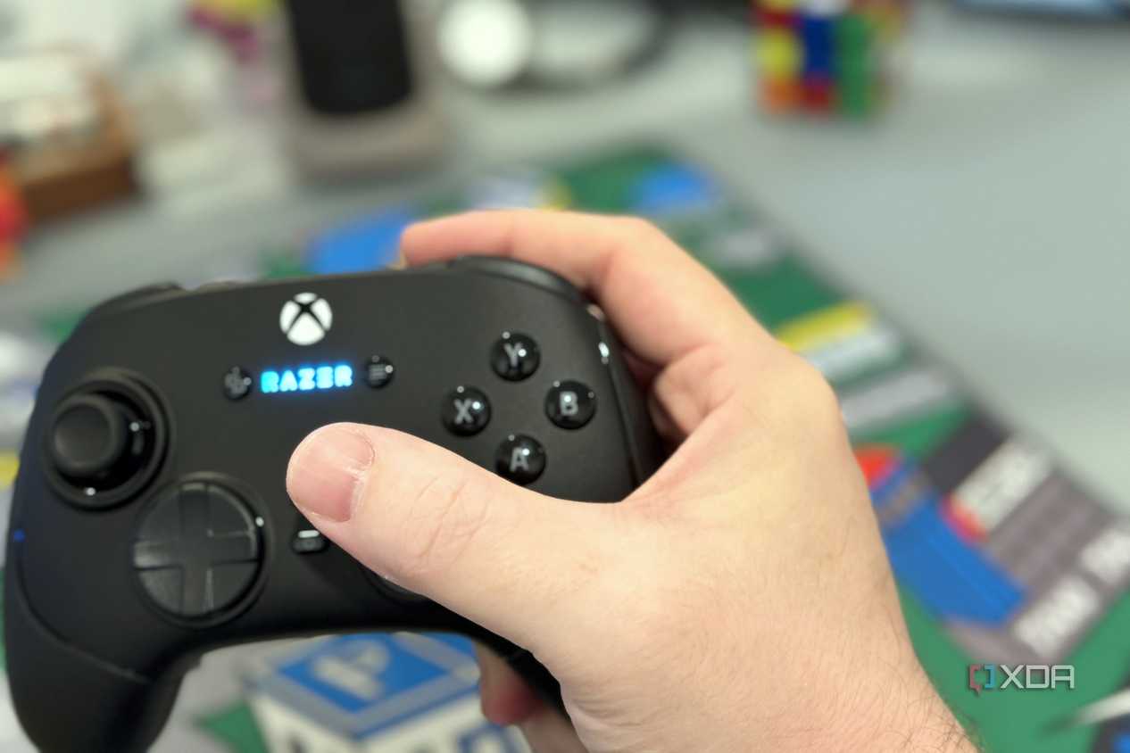 razer wolverine v3 pro controller held normally with right hand