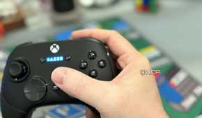 razer wolverine v3 pro controller held normally with right hand