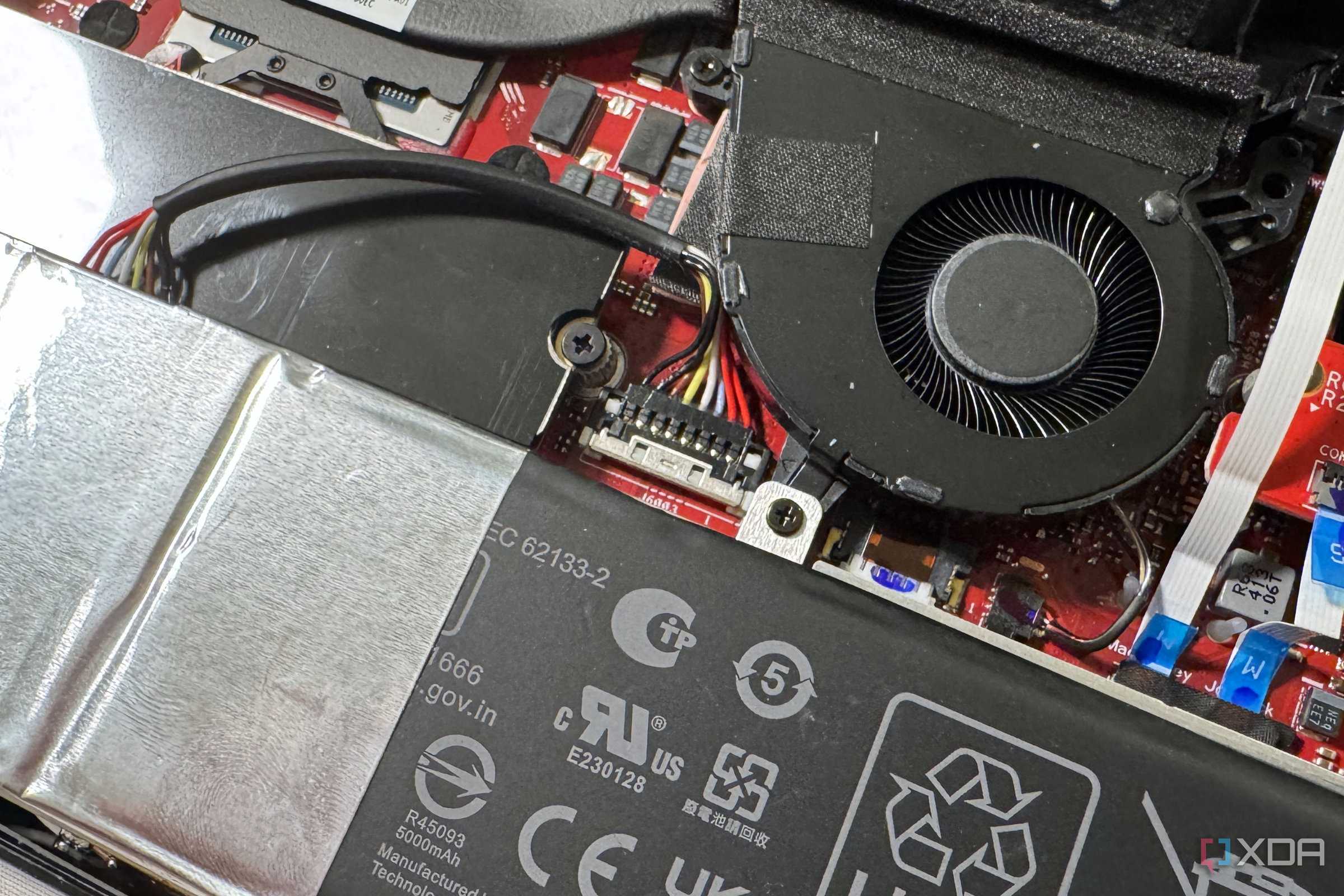 closeup of the battery connector in the rog ally x