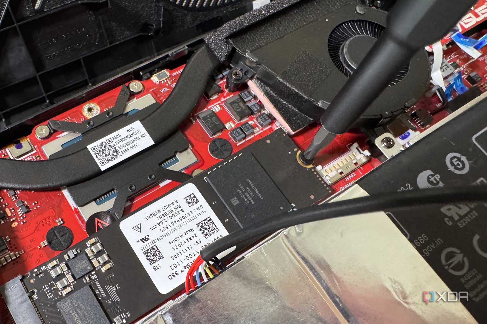 by opening the ssd fastening in the screwdriver rog ally x