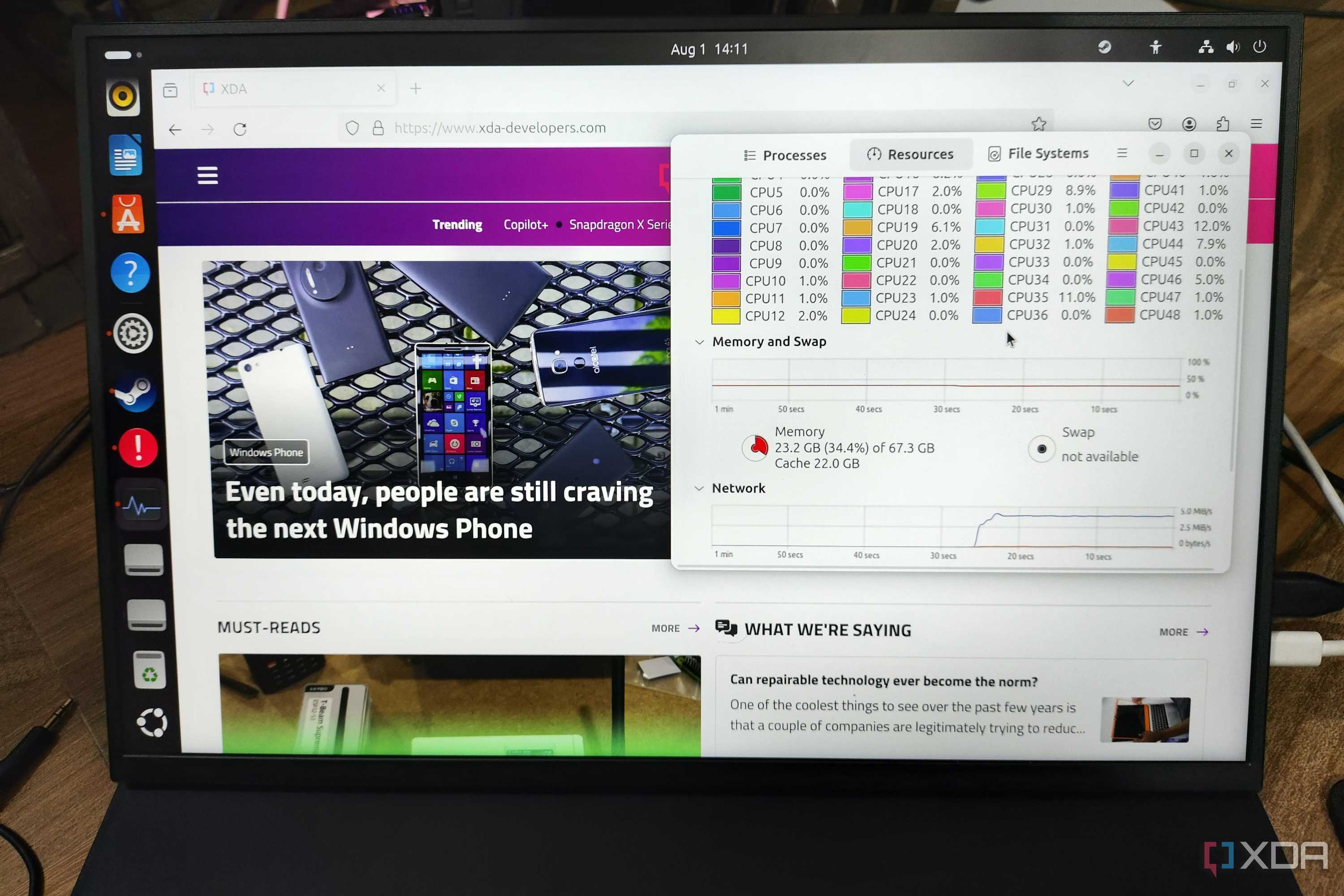 A Uperfect UGame K118 monitor displaying the XDA homepage and the Ubuntu Resource Monitor