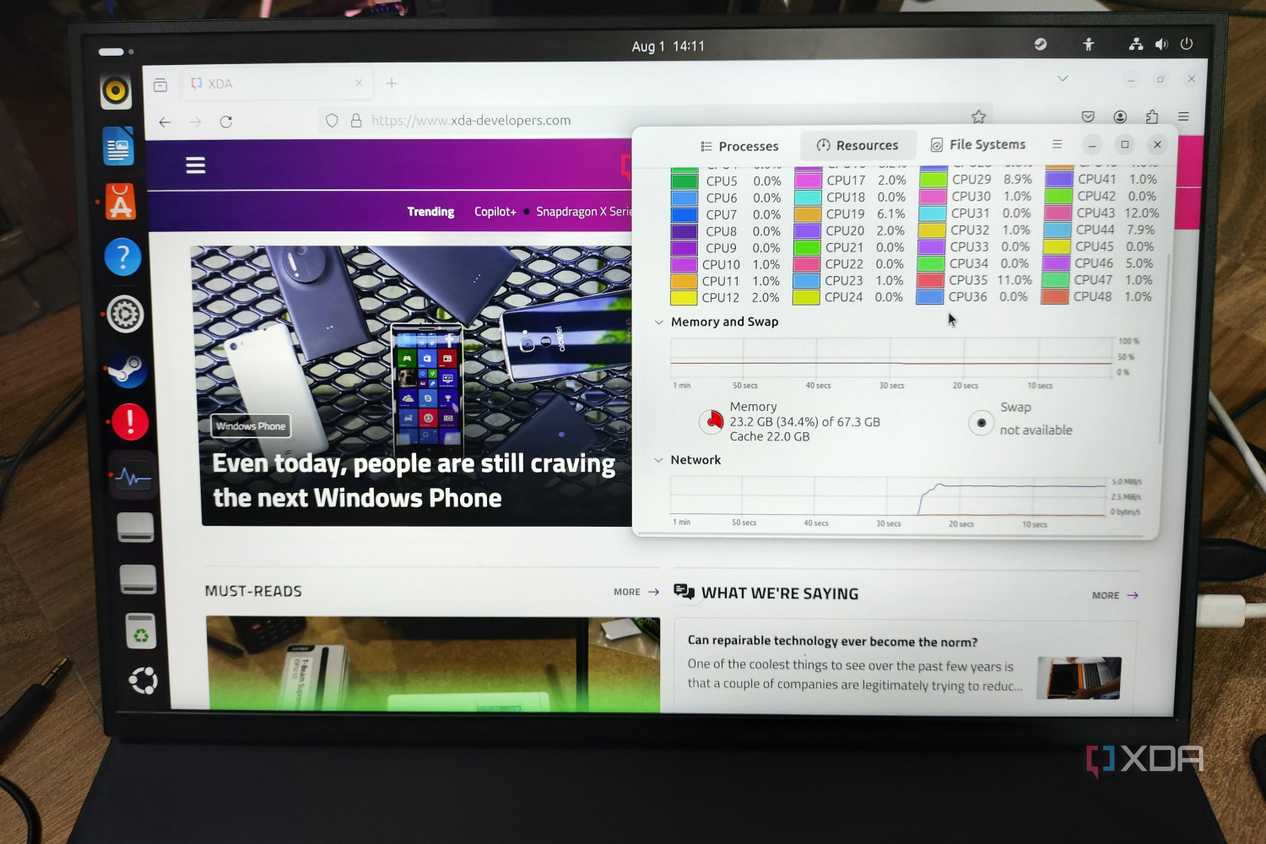 A Uperfect UGame K118 monitor displaying the XDA homepage and the Ubuntu Resource Monitor