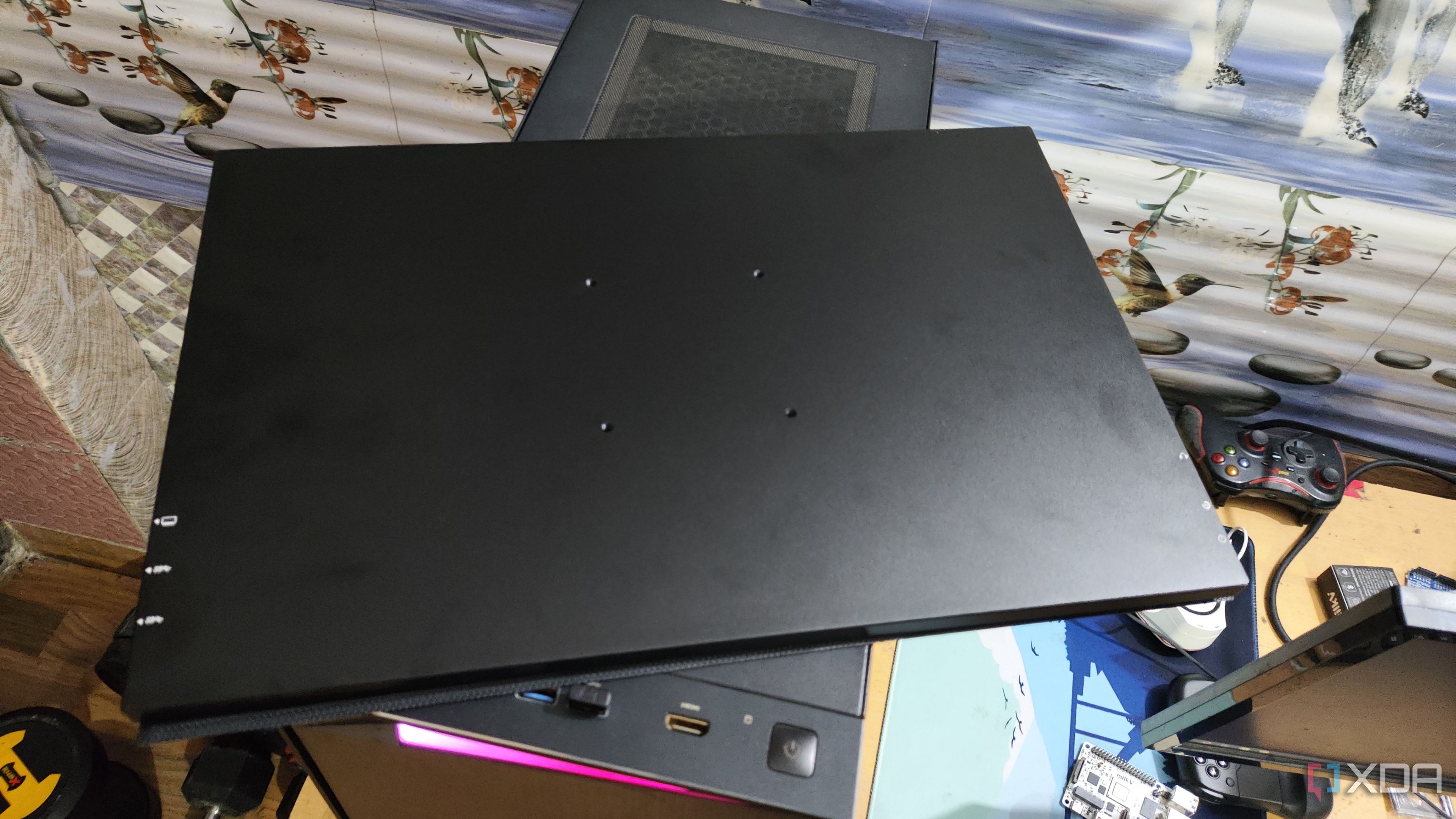 The rear side of the Uperfect UGame K118 portable monitor