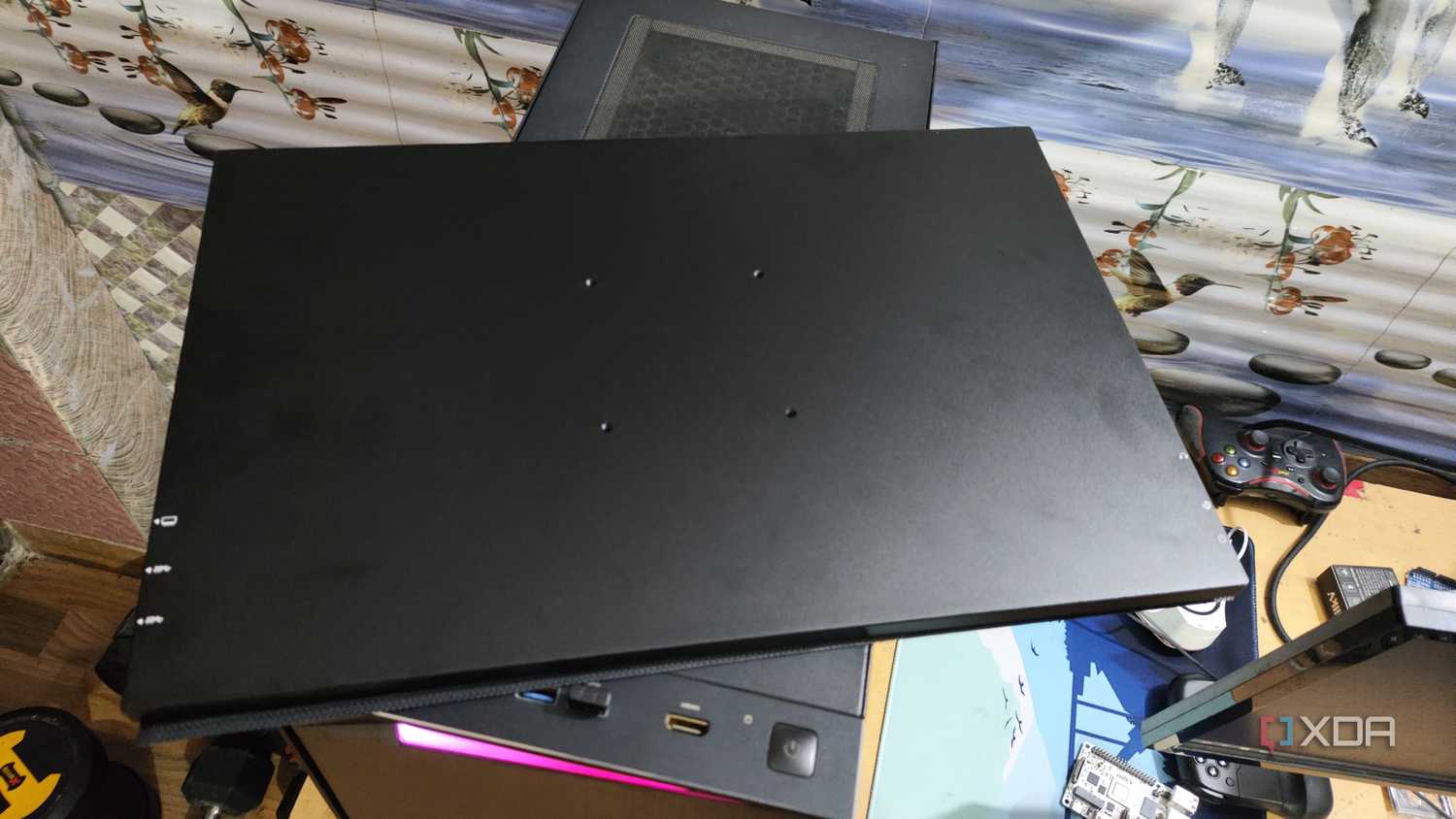 The rear side of the Uperfect UGame K118 portable monitor