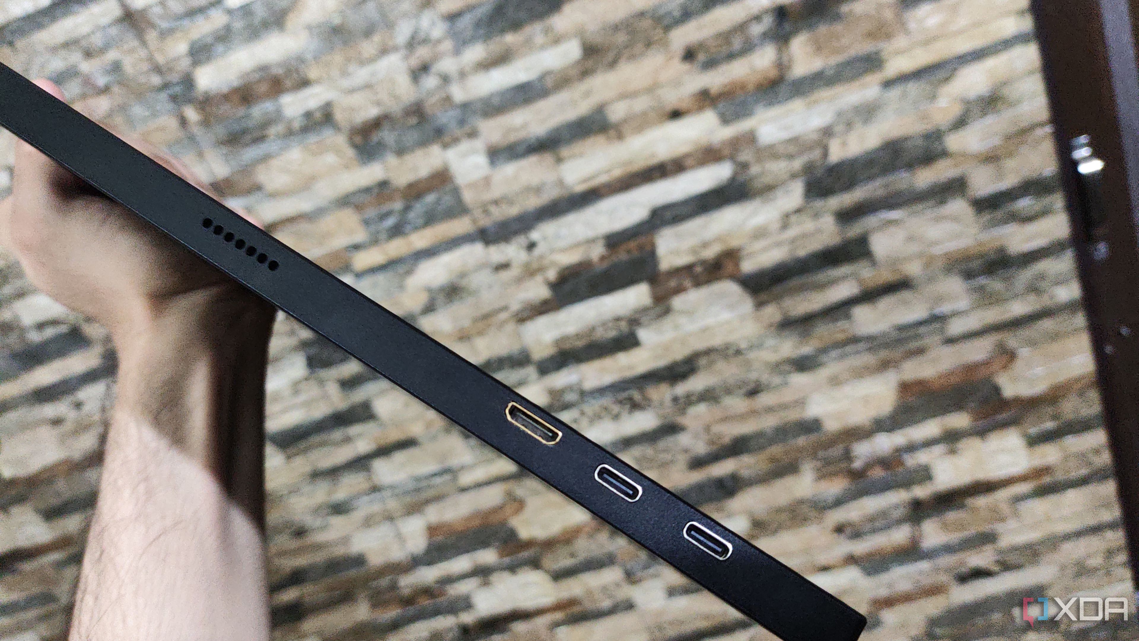 The ports on the right side of the Uperfect UGame K118 portable monitor
