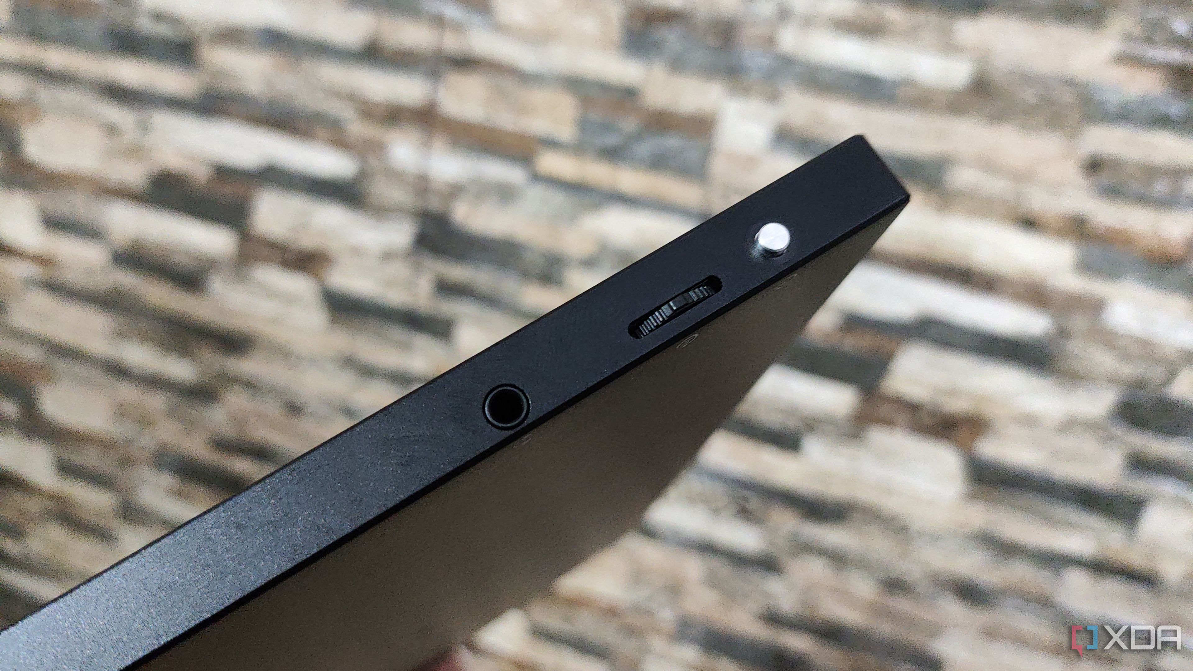 The ports on the left side of the Uperfect UGame K118 portable monitor