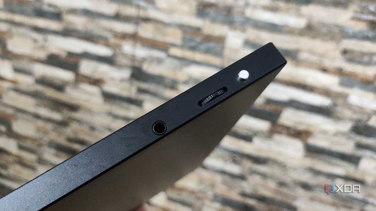 The ports on the left side of the Uperfect UGame K118 portable monitor