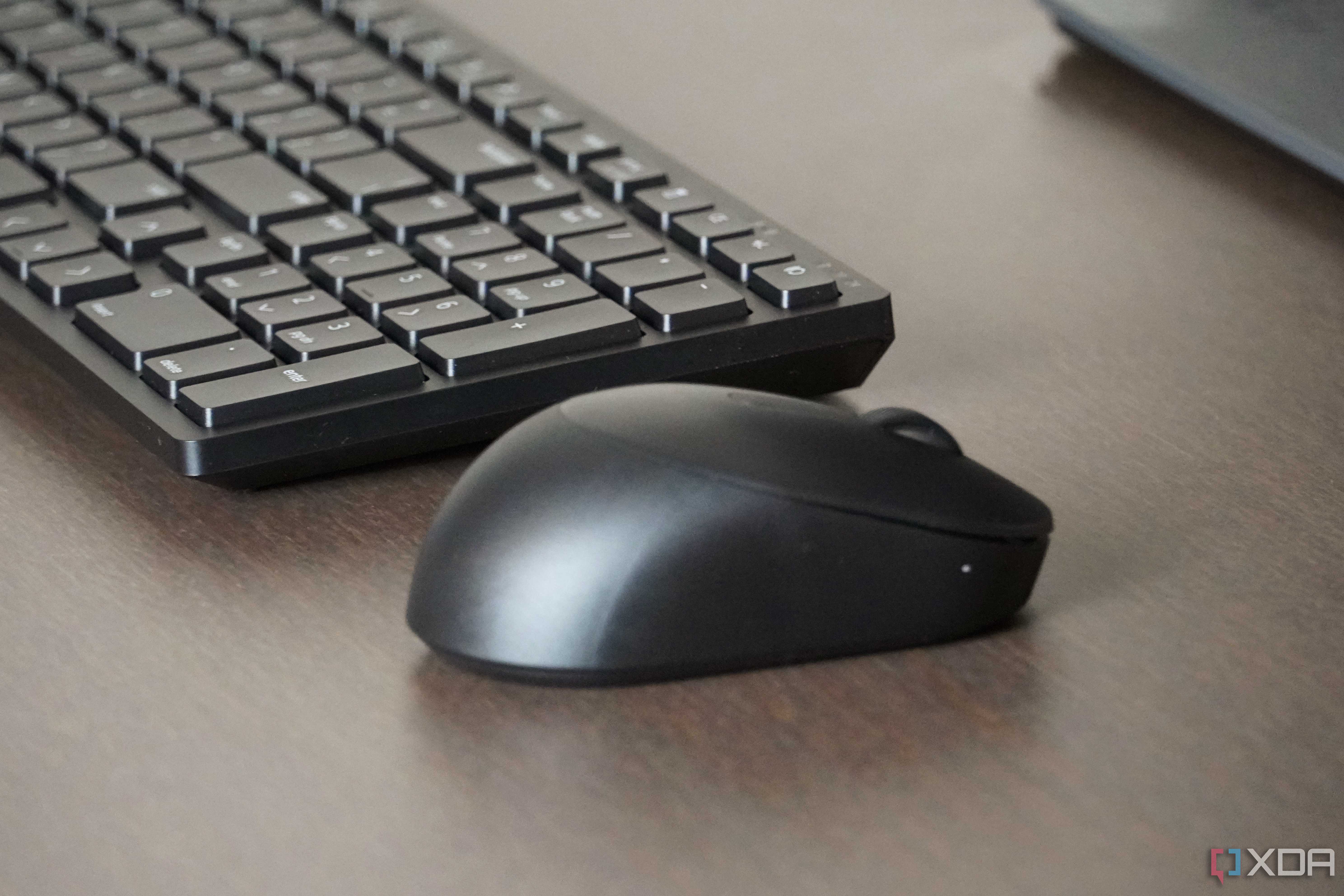 A close-up of the KM555 mouse.