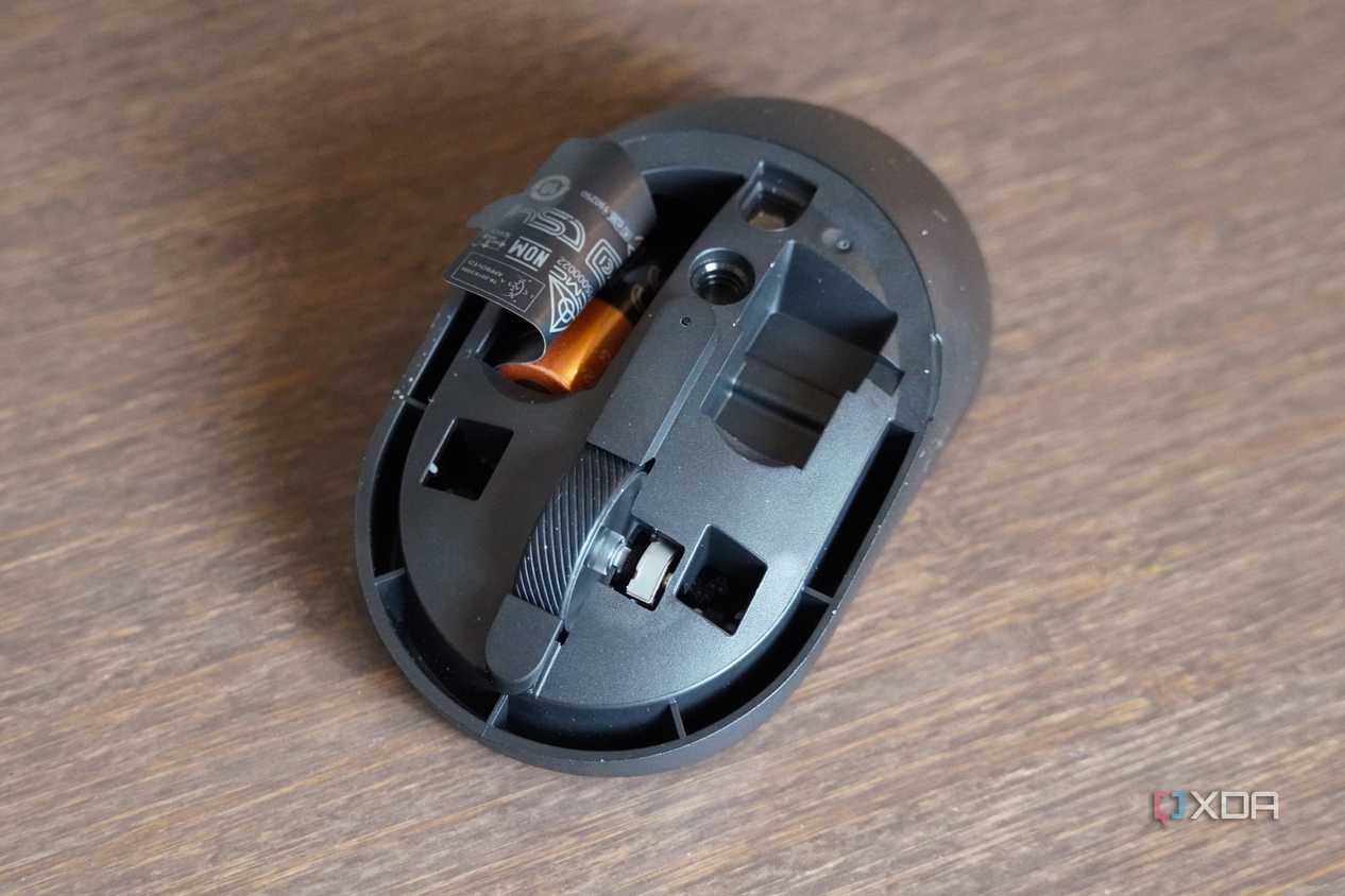 The Dell KM555 mouse with the top cover removed.