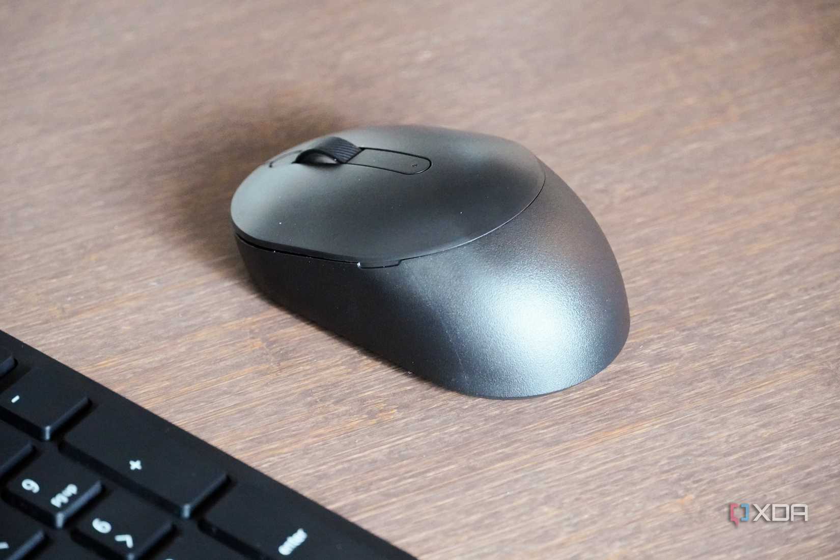 A close-up of the Dell KM555 mouse.