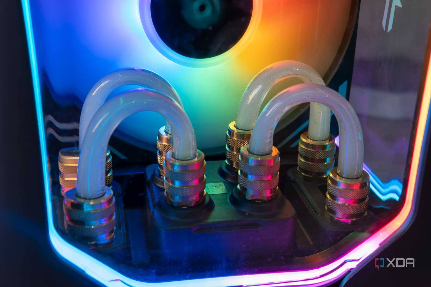 Vista de primer plano del circuito de refrigeración por agua dentro del Geekom Megamini G1