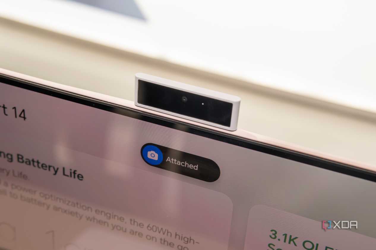 Close-up oof the magnetic webcam attached to the Honor MagicBook Art 14 with a pop-up on screen indicating the webcam is connected