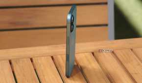 A side view of the iPhone 16 standing up.