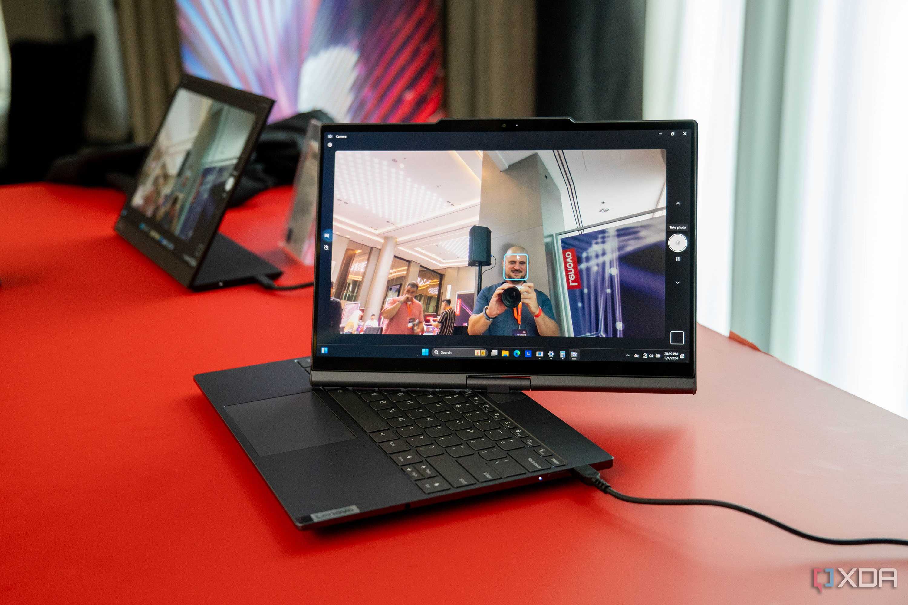 Lenovo Auto Twist AI PC-2