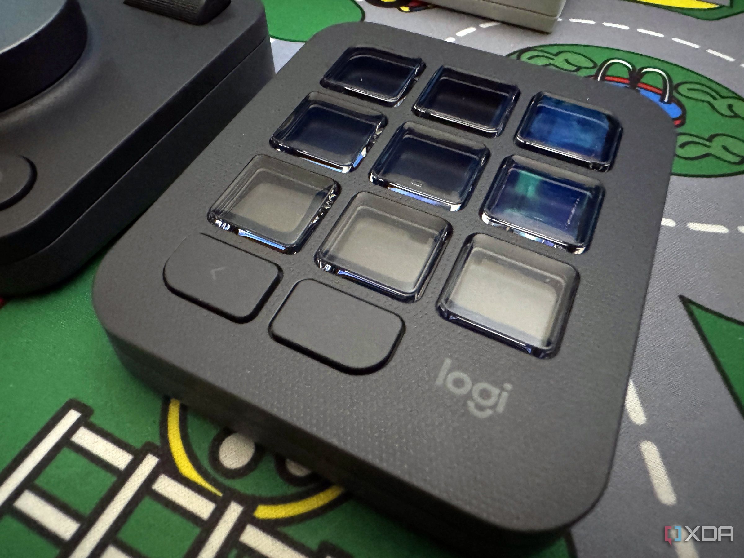 【新品・未使用】Logicool MX CREATIVE CONSOLE Amazon.com: Logitech MX Creative Console, 9 Customizable LCD