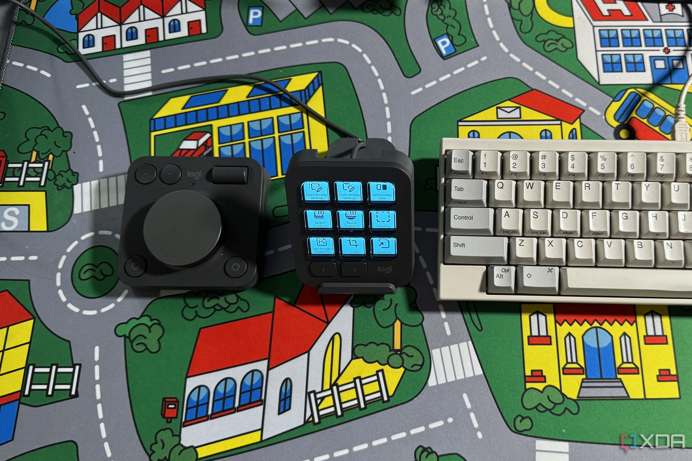 Consola creativa Logitech MX junto a teclado beige