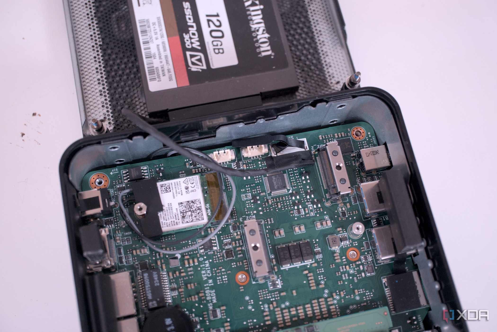 MSI Cubi NUC 1M installing a 2.5-inch SSD