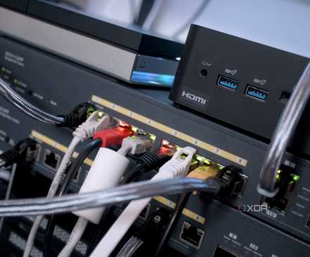 Một Switch mạng cùng với NAS và bộ định tuyến