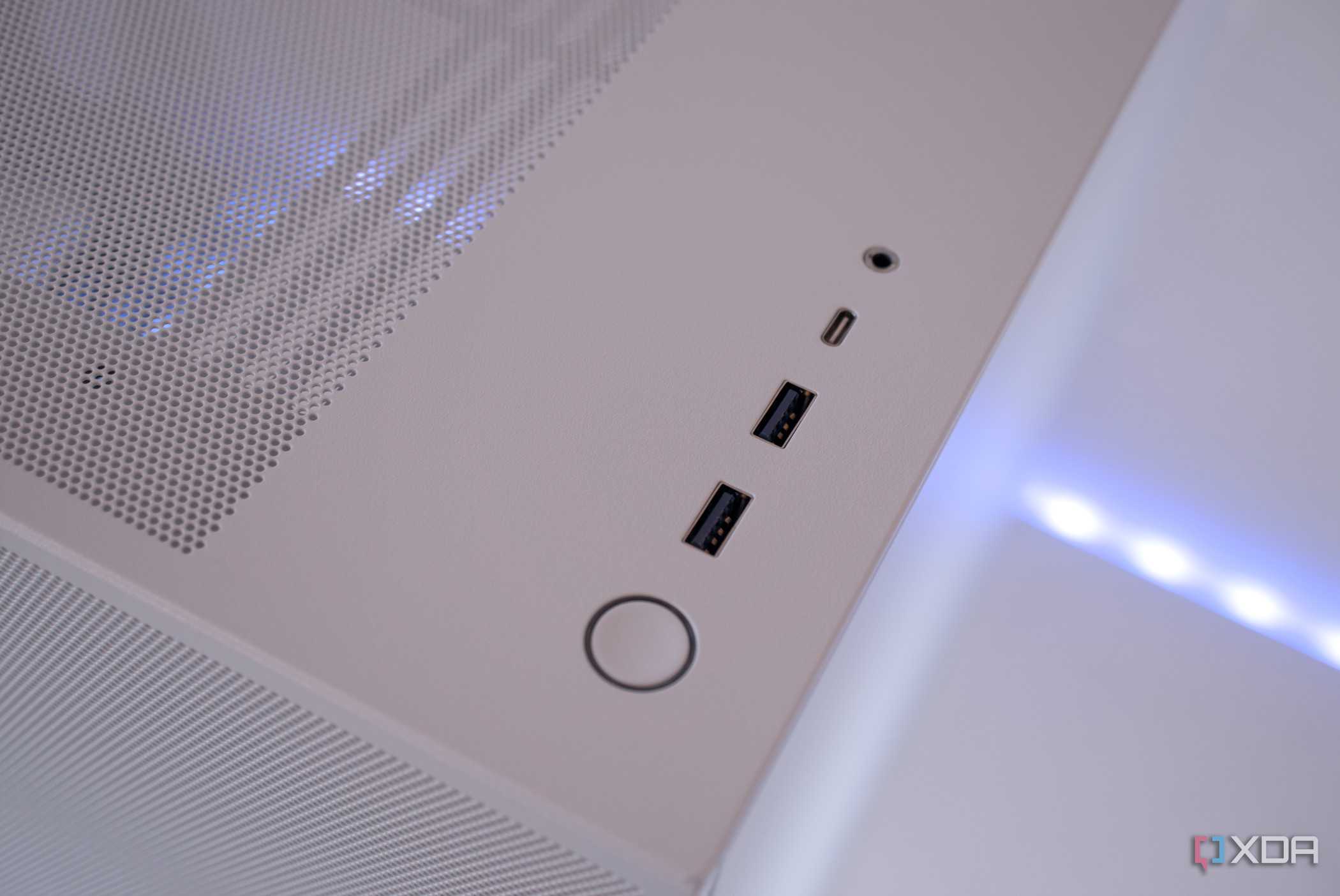NZXT H7 Flow (2024) front I/O