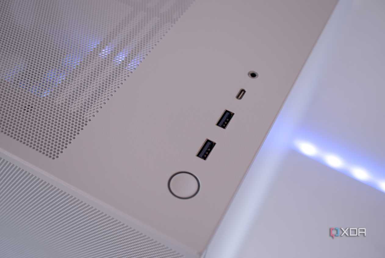 NZXT H7 Flow (2024) front I/O