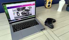 razer blade 14 2024 next to razer xbox controller