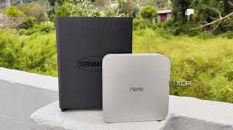 A TerraMaster F8 SSD Plus placed near an Aiffro K100 NAS