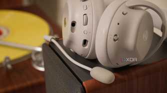 The detachable boom microphone on the Alienware Pro Wireless Gaming Headset.