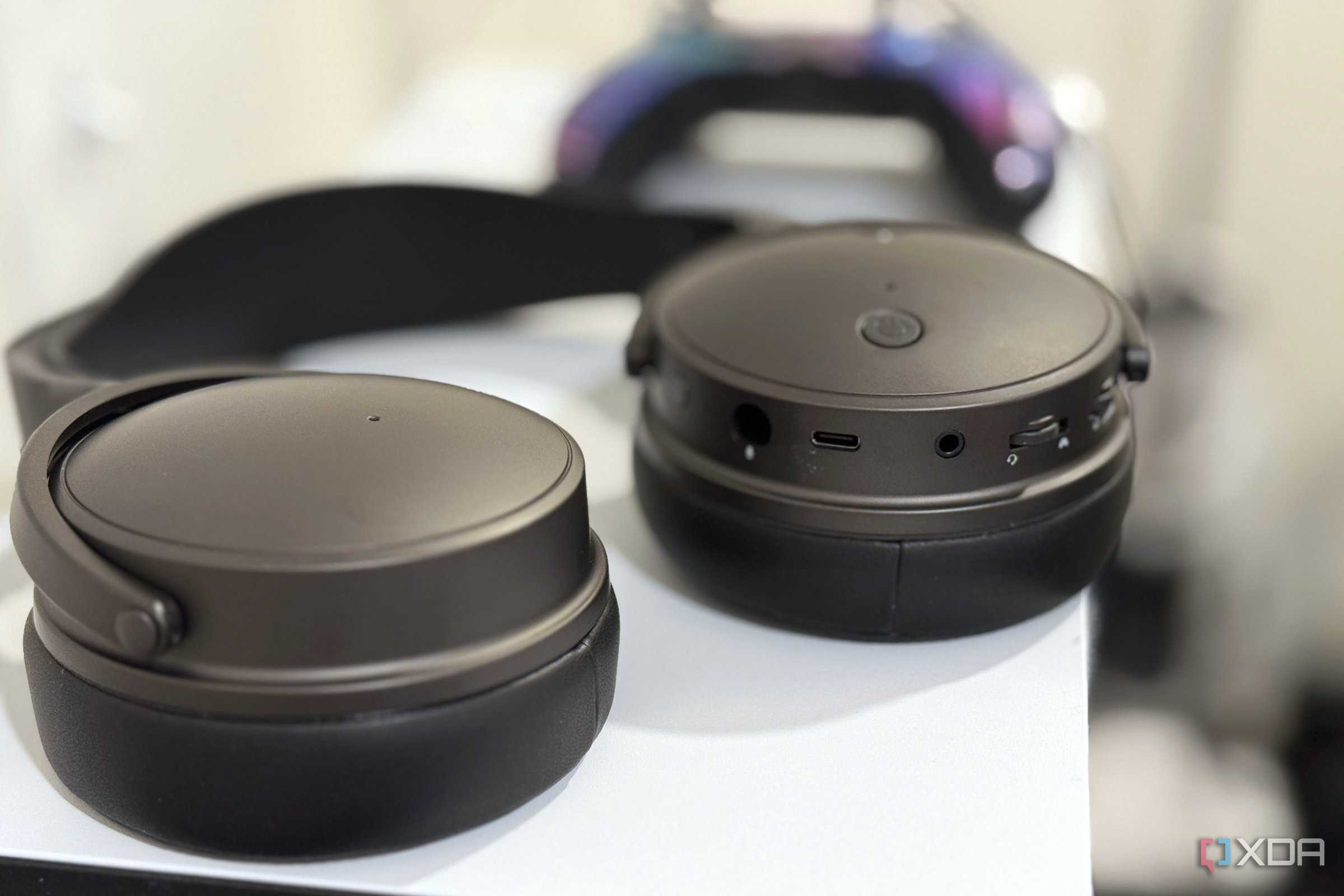 audeze maxwell showing right earcup controls