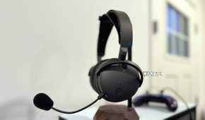 audeze maxwell headset on headphone stand