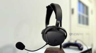 audeze maxwell headset on headphone stand