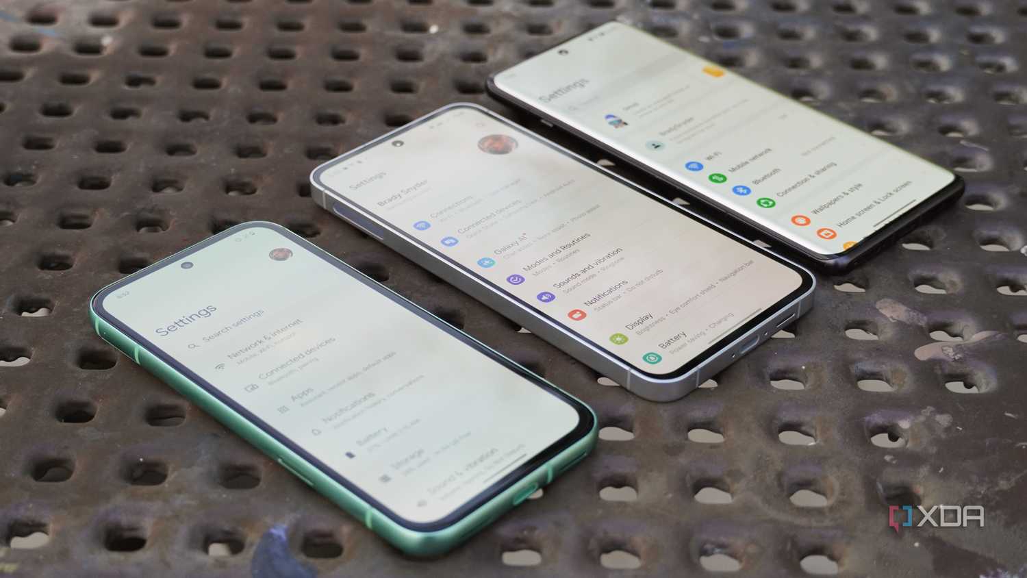 Galaxy-S24-FE-vs-OnePlus-12R-vs-Pixel-8a-11