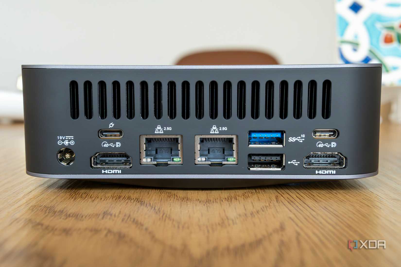 Vista trasera del Geekom GT1 Mega mostrando todos los puertos