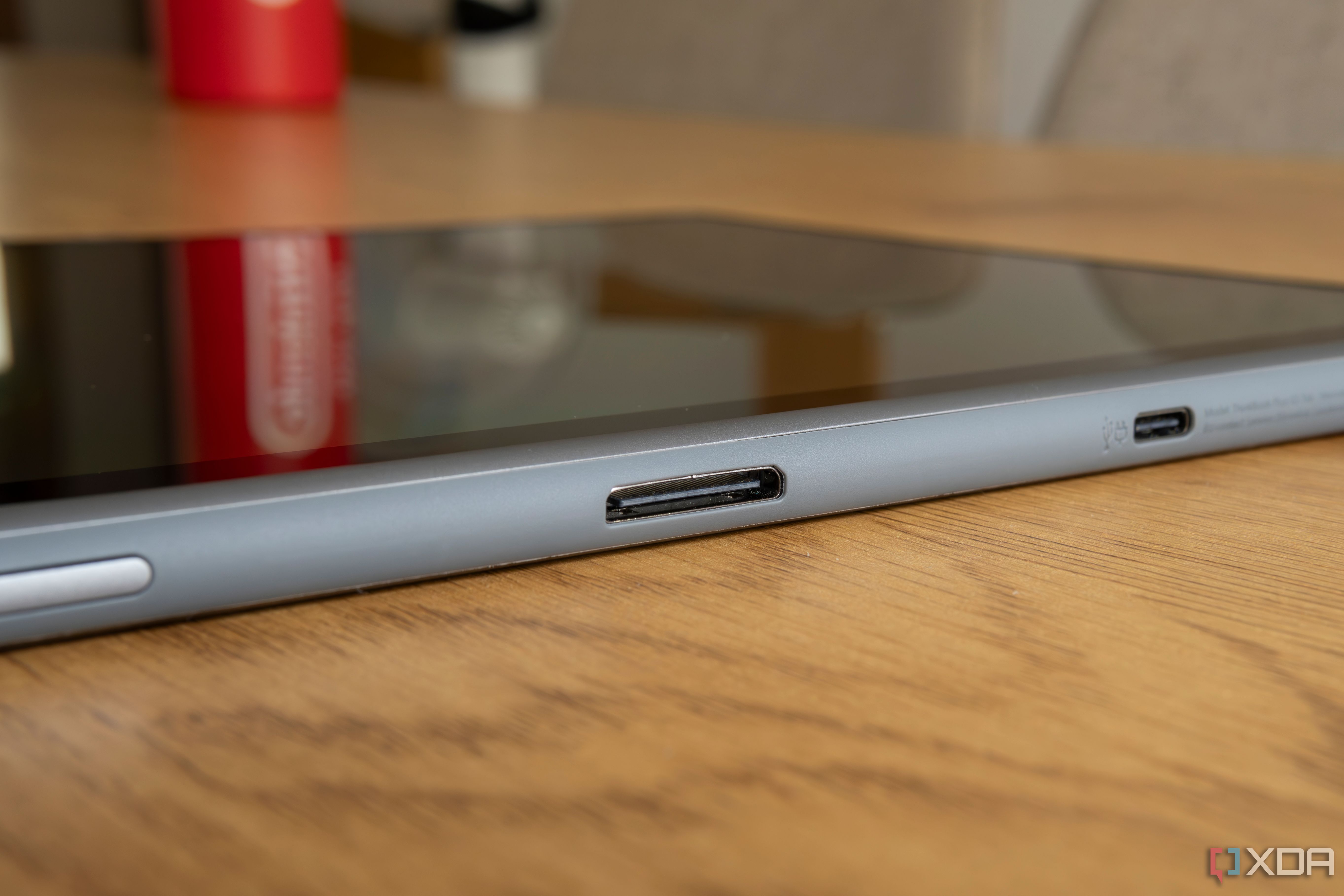Close-up view of the smart connector Lenovo ThinkBook Plus Gen 5 Hybrid Tab