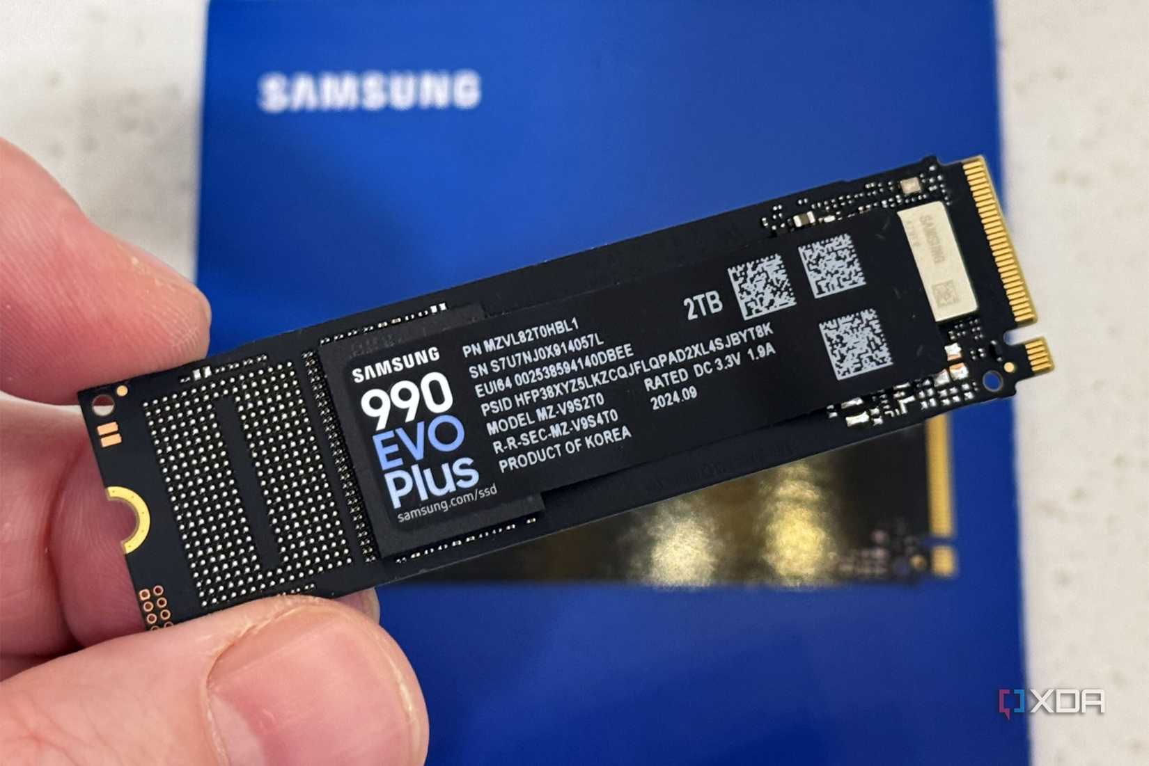 Samsung 990 Evo Plus SSD sostenido en la vista frontal
