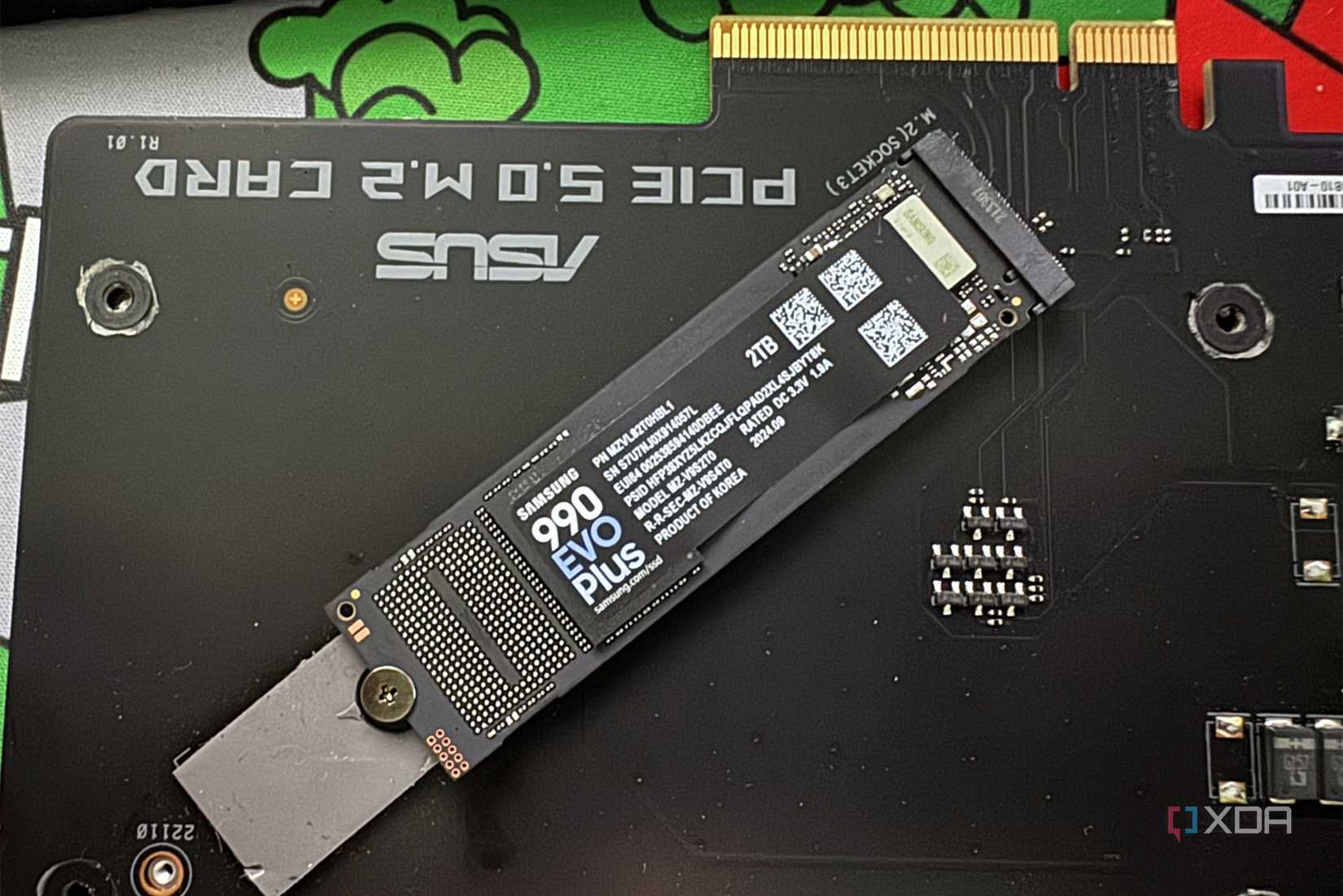 Una imagen del ssd samsung 990 evo plus en la tarjeta adaptadora.