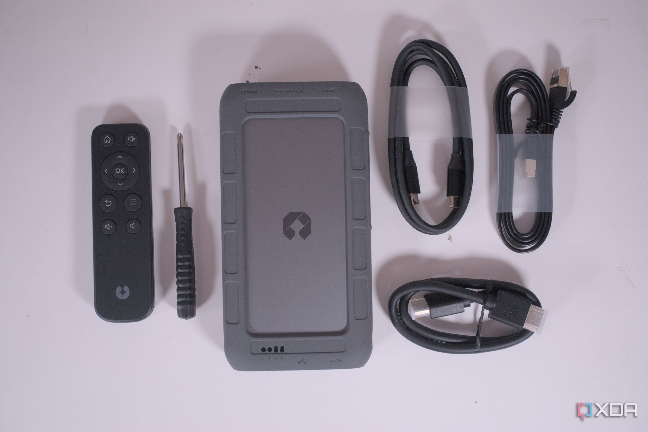 UnifyDrive UT2 NAS 本体 + 付属品