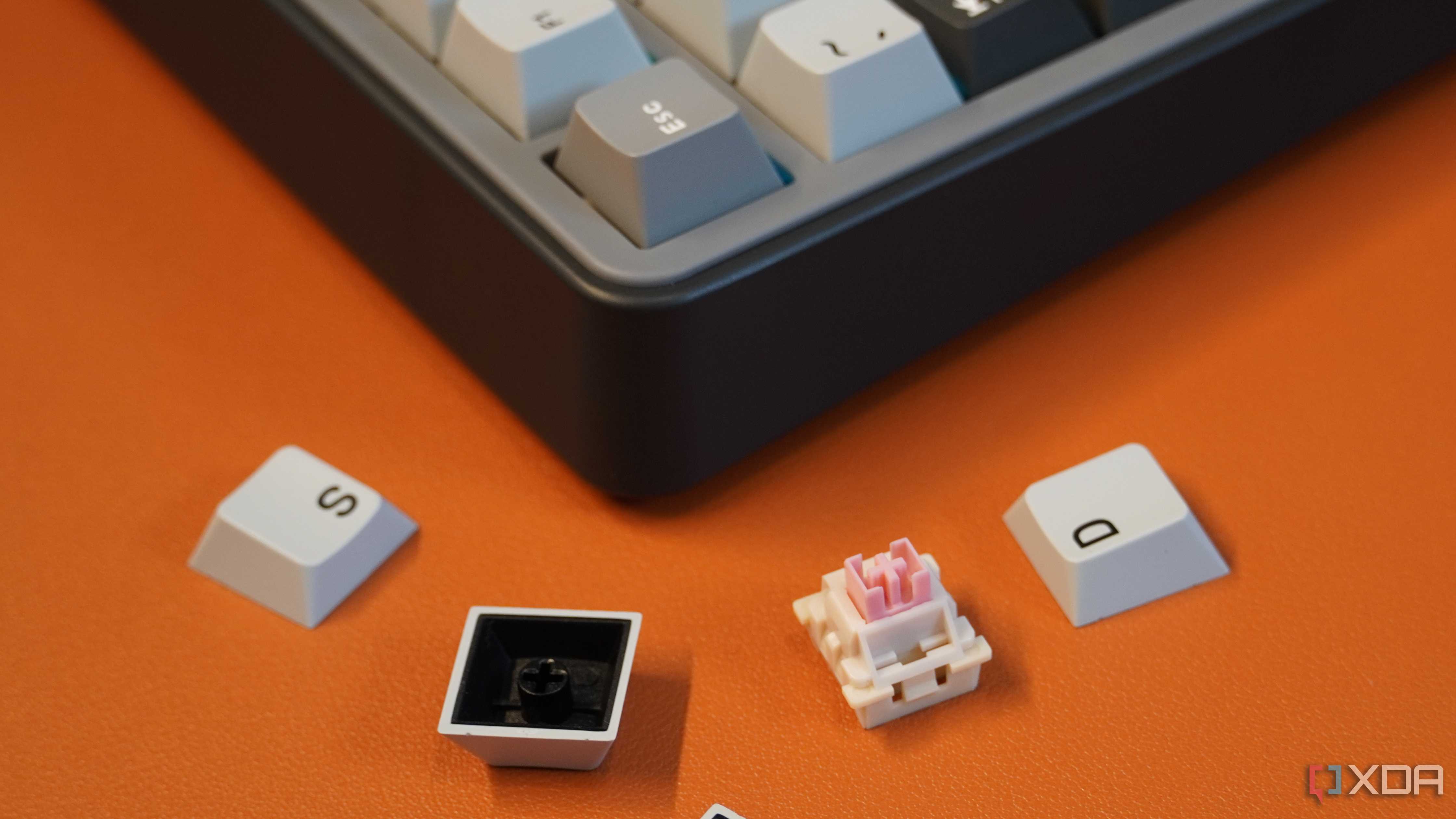 The caps and switches next to the Yunzii RT75.