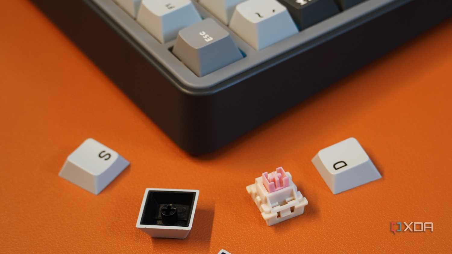 The caps and switches next to the Yunzii RT75.
