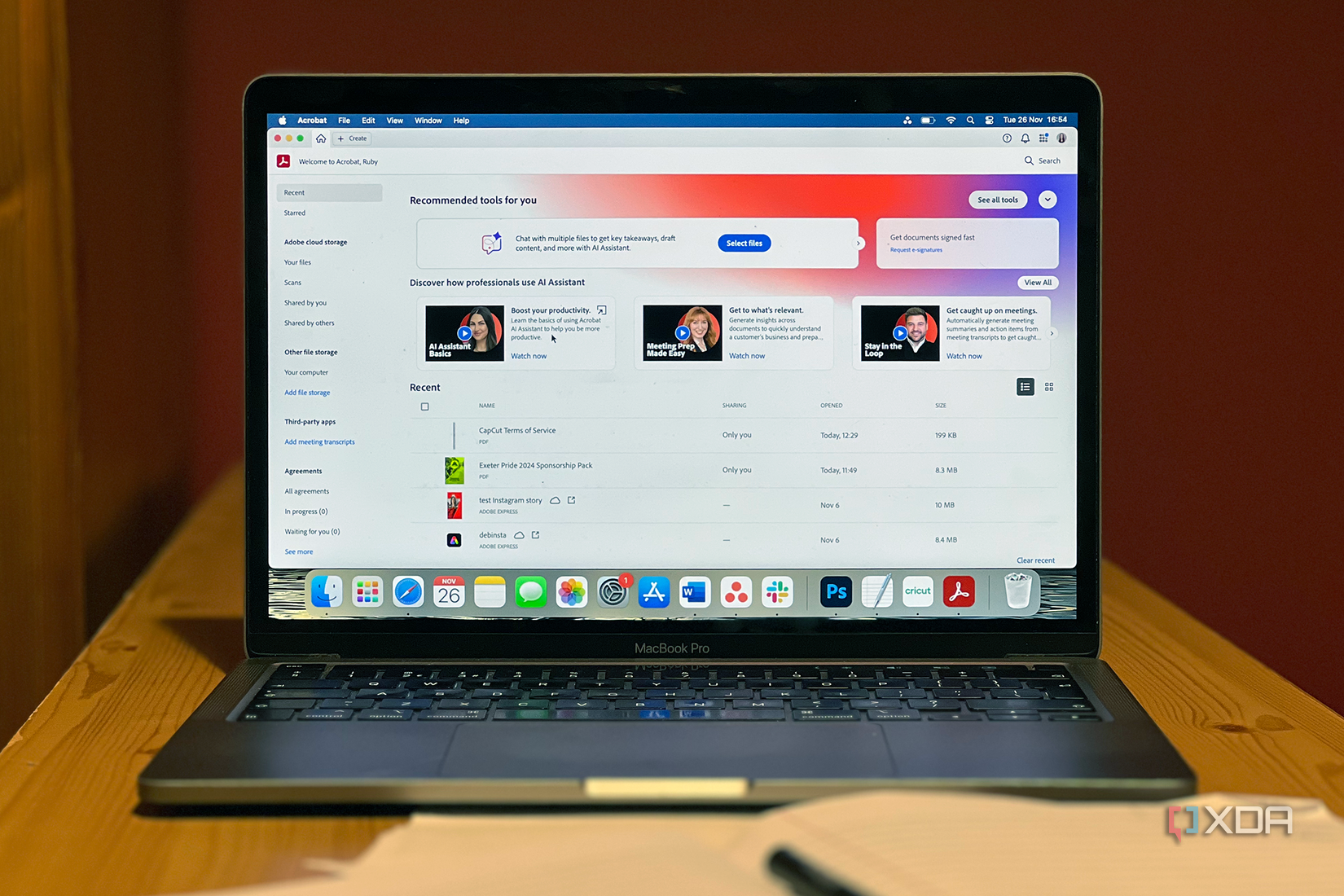 Pagina principală Adobe Acrobat pe un MacBook
