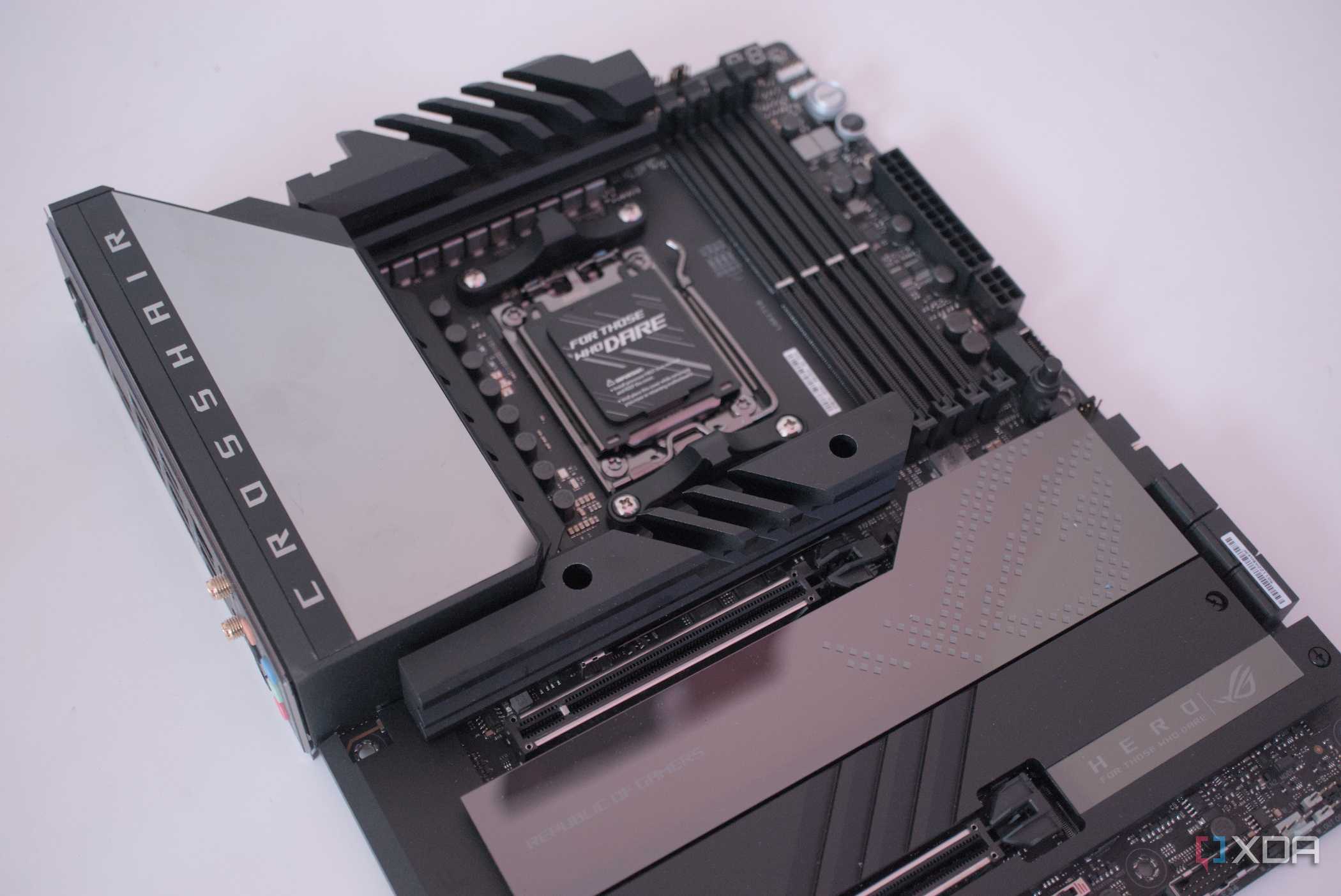 ASUS ROG Crosshair X670E Hero angle