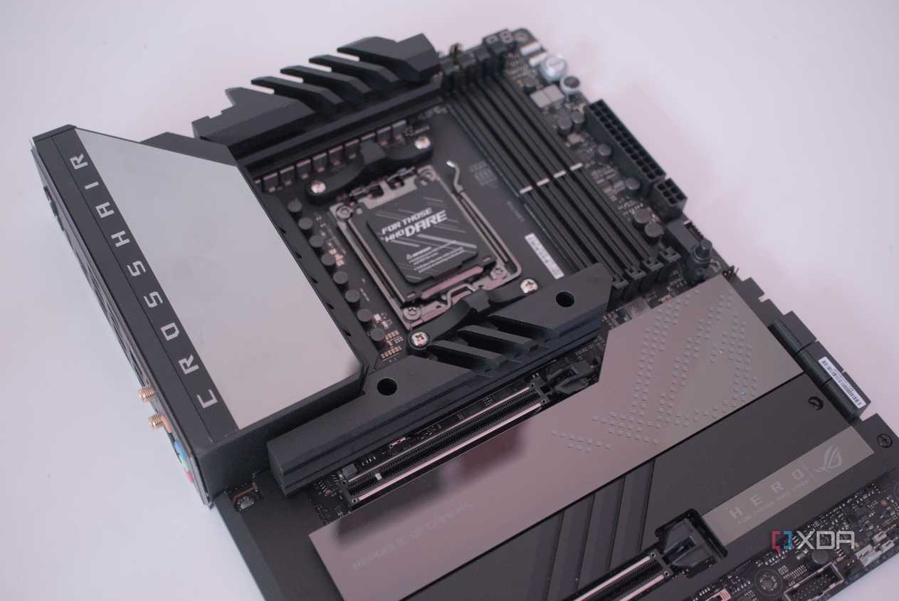 ASUS ROG Crosshair X670E Hero angle