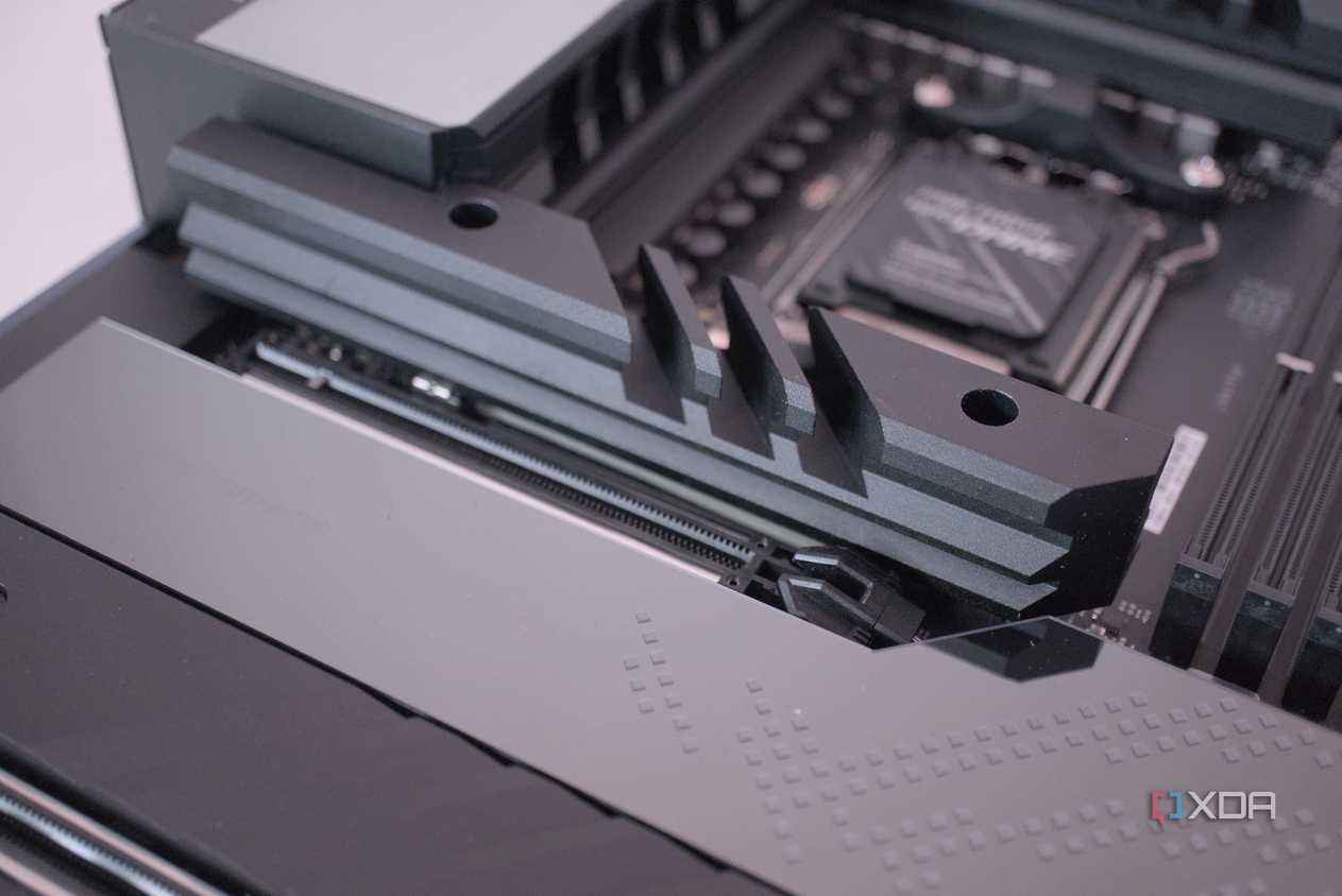 ASUS ROG Crosshair X670E Hero M.2 heatsink
