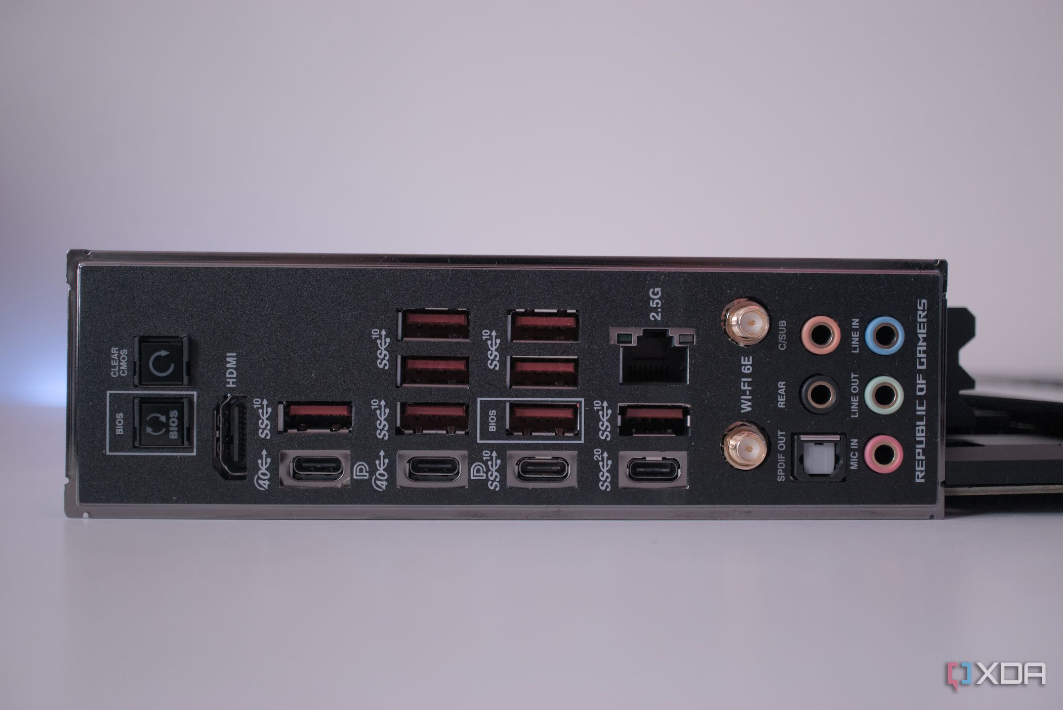 ASUS ROG Crosshair X670E Hero rear I/O