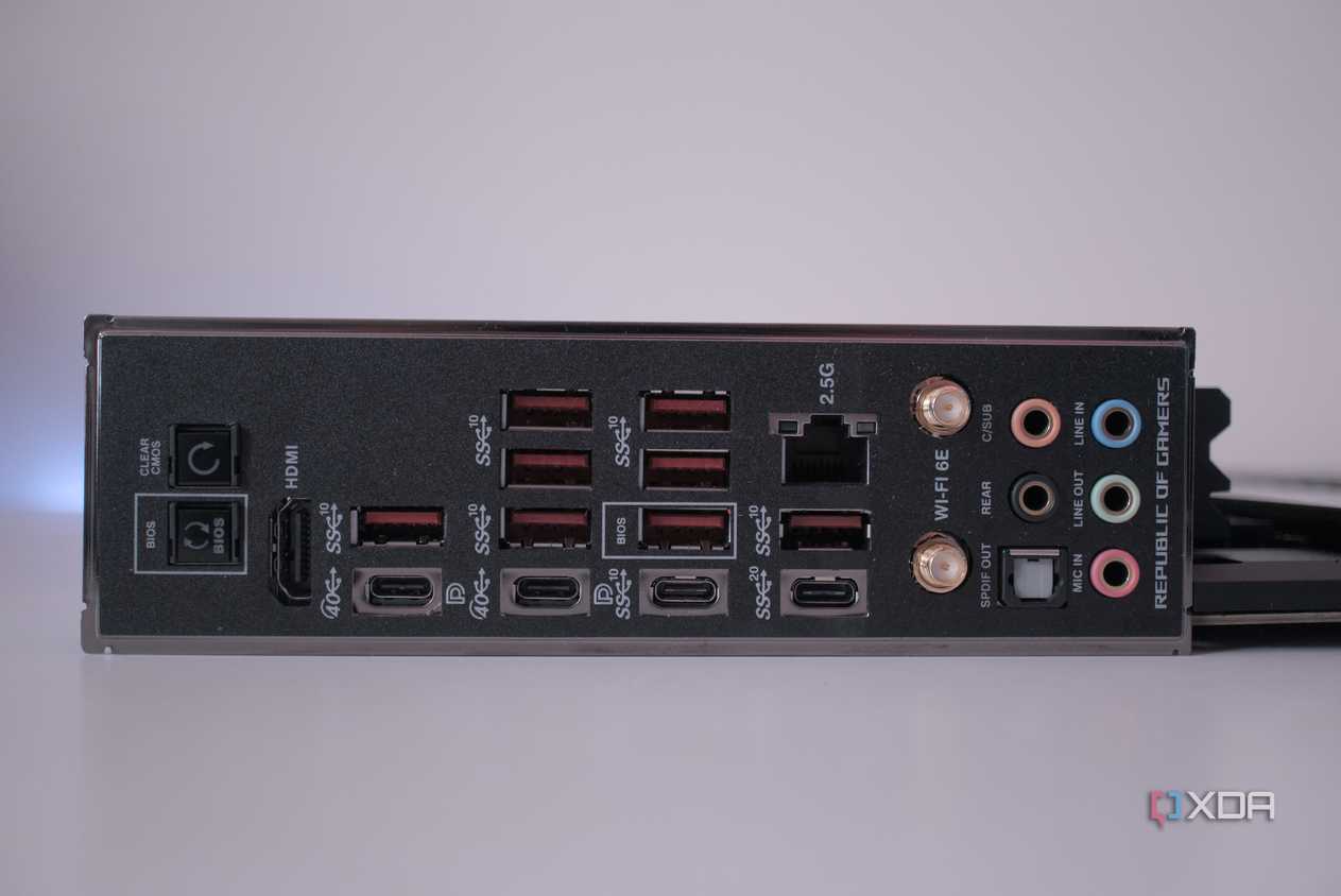 ASUS ROG Crosshair X670E Hero rear I/O